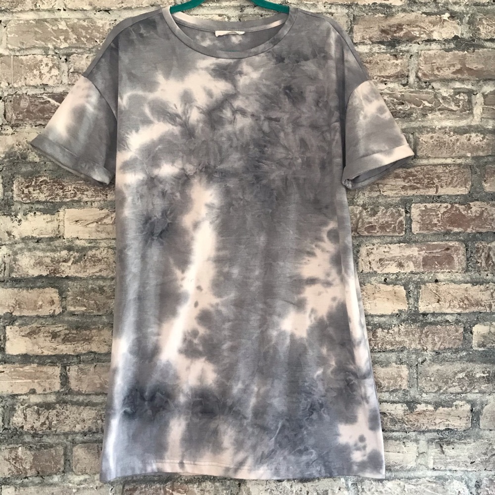 NWOT casual dress by Elodie from Nordstrom never wore or washed. Smoke & petfree